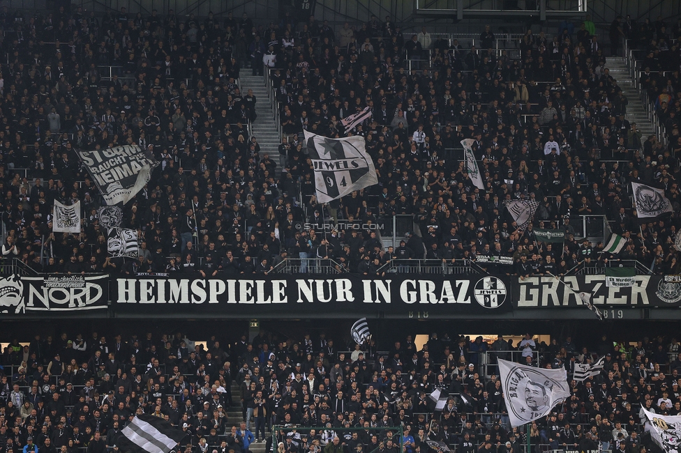 Sturm Graz - Club Brugge
UEFA Champions League Ligaphase 2. Spieltag, SK Sturm Graz - Club Brugge, Woerthersee Stadion Klagenfurt, 02.10.2024. 

Foto zeigt Fans von Sturm mit einem Spruchband
