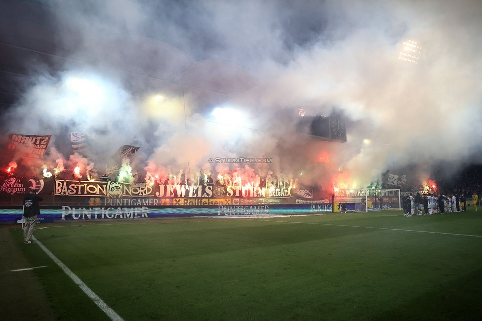 Sturm Graz - Salzburg
Oesterreichische Fussball Bundesliga, 9. Runde, SK Sturm Graz - RB Salzburg, Stadion Liebenau Graz, 06.10.2024. 

Foto zeigt Fans von Sturm mit Pyrotechnik
