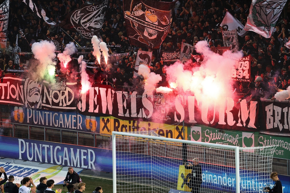 Sturm Graz - Salzburg
Oesterreichische Fussball Bundesliga, 9. Runde, SK Sturm Graz - RB Salzburg, Stadion Liebenau Graz, 06.10.2024. 

Foto zeigt Fans von Sturm mit Pyrotechnik
