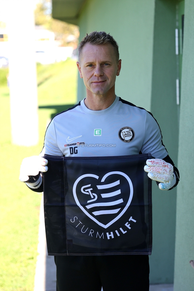 Sturm Damen - Altach
OEFB Frauen Bundesliga, 6. Runde, SK Sturm Graz Damen - SCR Altach, MURAUER Bier Arena - StFV Graz, 06.10.2024. 

Foto zeigt Daniel Gutschi (Torwart-Trainer Sturm Damen)
