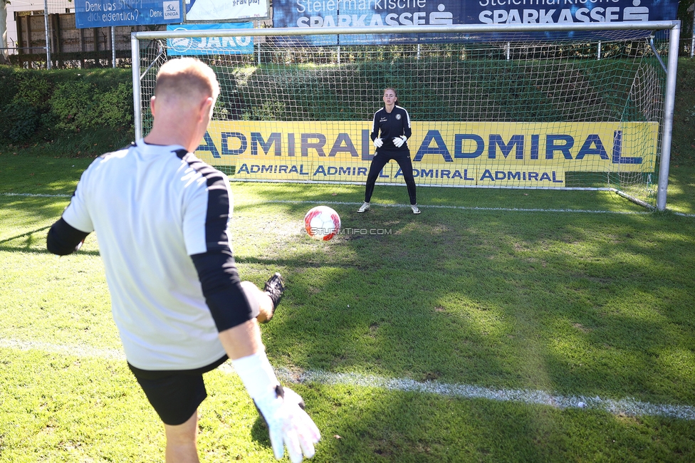 Sturm Damen - Altach
OEFB Frauen Bundesliga, 6. Runde, SK Sturm Graz Damen - SCR Altach, MURAUER Bier Arena - StFV Graz, 06.10.2024. 

Foto zeigt Daniel Gutschi (Torwart-Trainer Sturm Damen) und Vanessa Gritzner (Sturm Damen)
