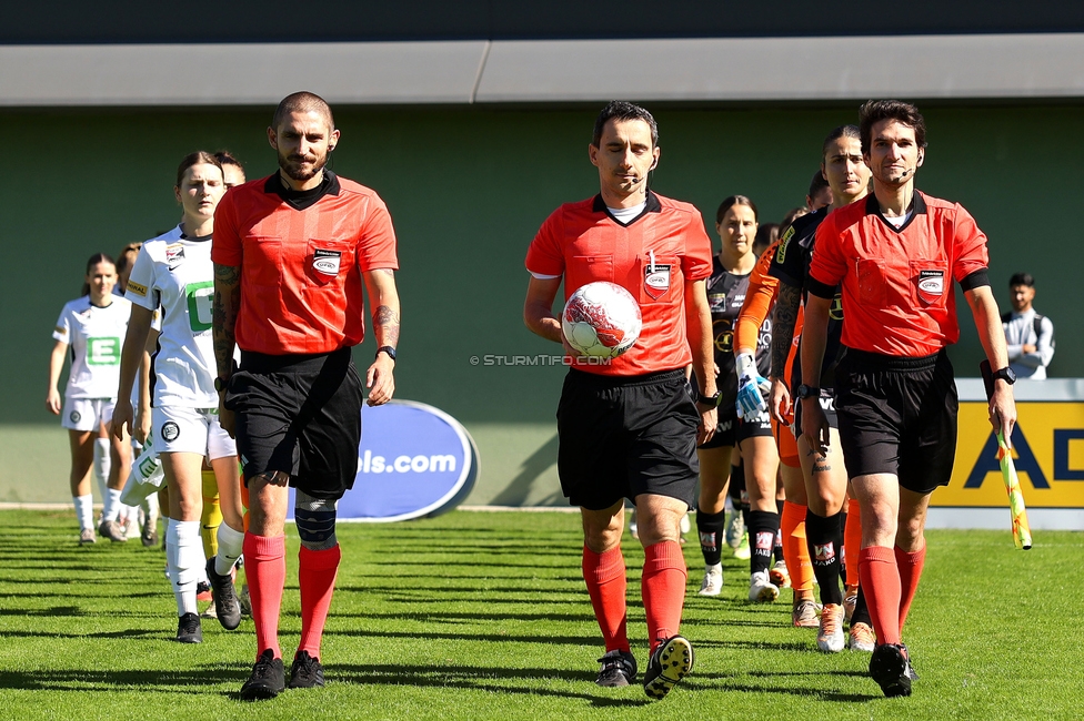 Sturm Damen - Altach
OEFB Frauen Bundesliga, 6. Runde, SK Sturm Graz Damen - SCR Altach, MURAUER Bier Arena - StFV Graz, 06.10.2024. 

Foto zeigt das Schiedsrichterteam
