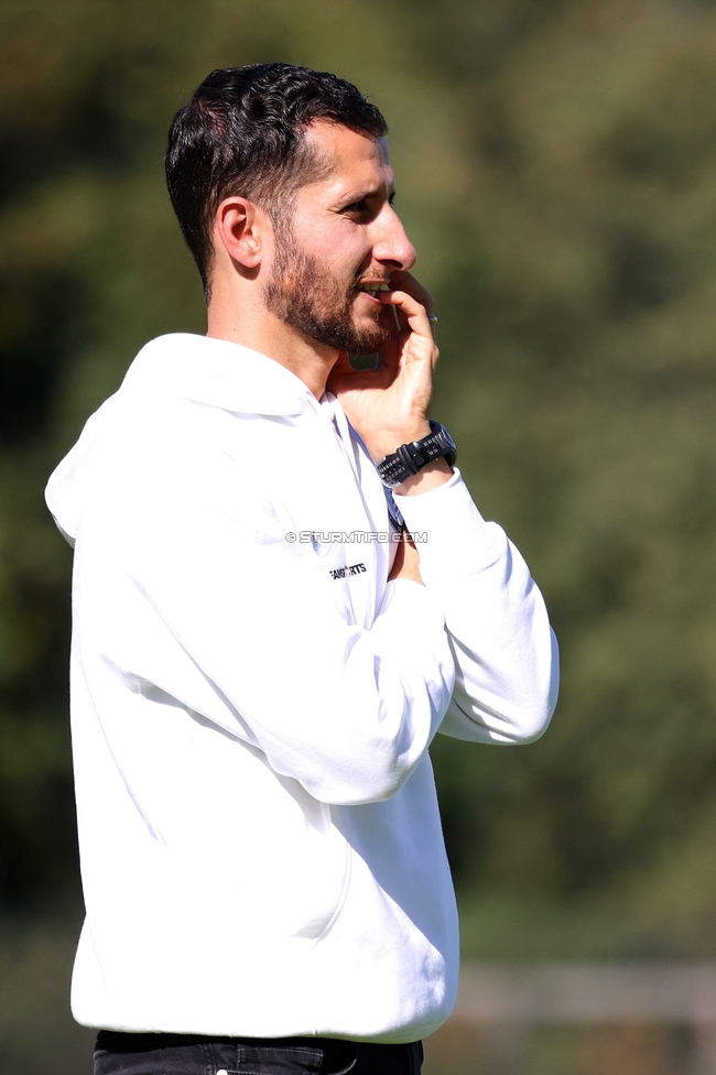 Sturm Damen - Altach
OEFB Frauen Bundesliga, 6. Runde, SK Sturm Graz Damen - SCR Altach, MURAUER Bier Arena - StFV Graz, 06.10.2024. 

Foto zeigt Sargon Duran (Cheftrainer Sturm Damen)
