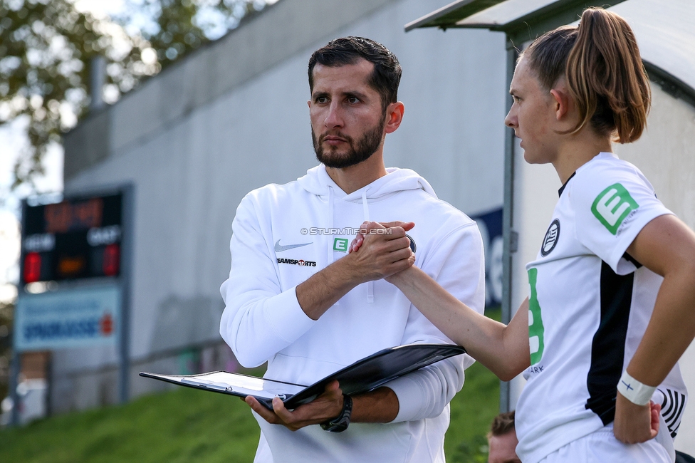 Sturm Damen - Altach
OEFB Frauen Bundesliga, 6. Runde, SK Sturm Graz Damen - SCR Altach, MURAUER Bier Arena - StFV Graz, 06.10.2024. 

Foto zeigt Sargon Duran (Cheftrainer Sturm Damen) und Rebecca Villena (Sturm Damen)
