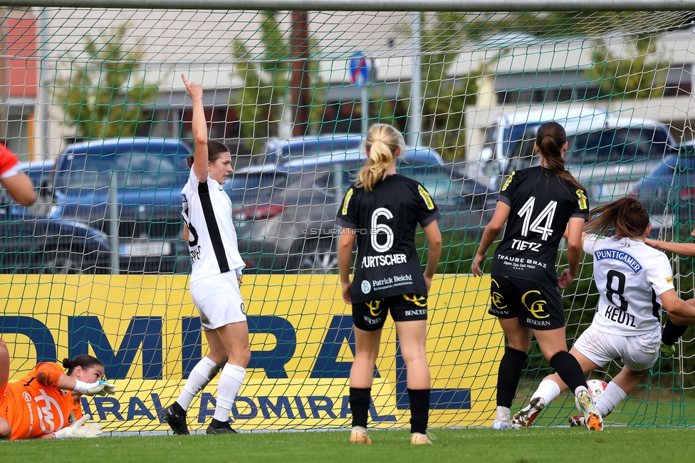 Sturm Damen - Altach
OEFB Frauen Bundesliga, 6. Runde, SK Sturm Graz Damen - SCR Altach, MURAUER Bier Arena - StFV Graz, 06.10.2024. 

Foto zeigt Sophie Maierhofer (Sturm Damen) und Julia Keutz (Sturm Damen)
