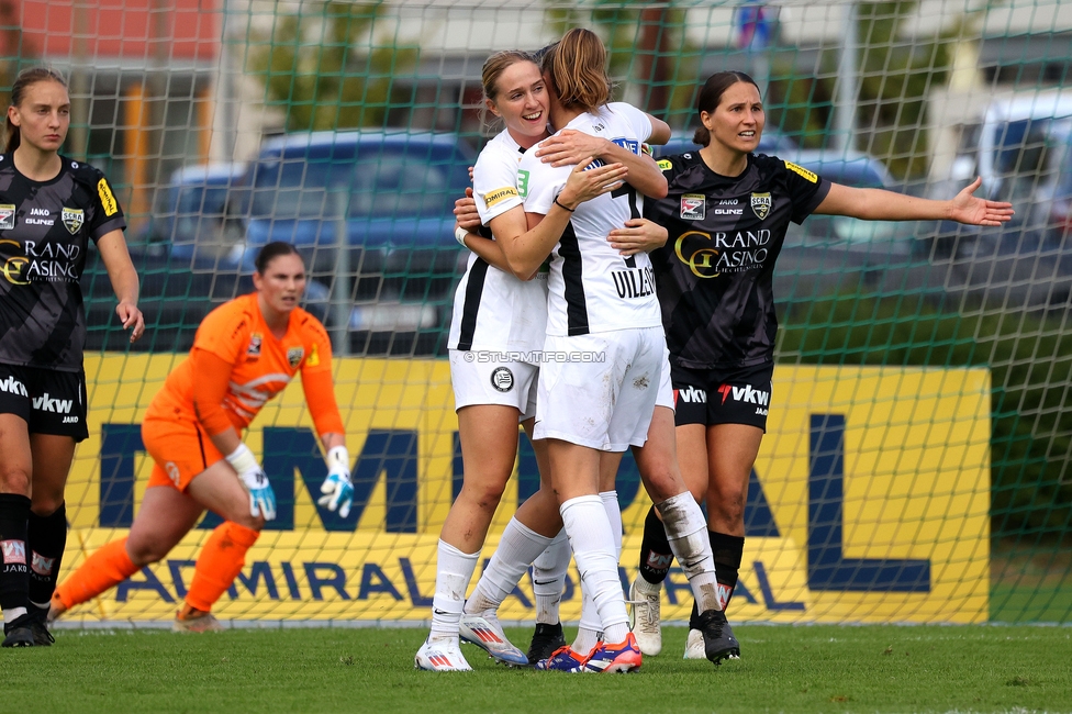 Sturm Damen - Altach
OEFB Frauen Bundesliga, 6. Runde, SK Sturm Graz Damen - SCR Altach, MURAUER Bier Arena - StFV Graz, 06.10.2024. 

Foto zeigt Elisabeth Brandl (Sturm Damen) und Rebecca Villena (Sturm Damen)
