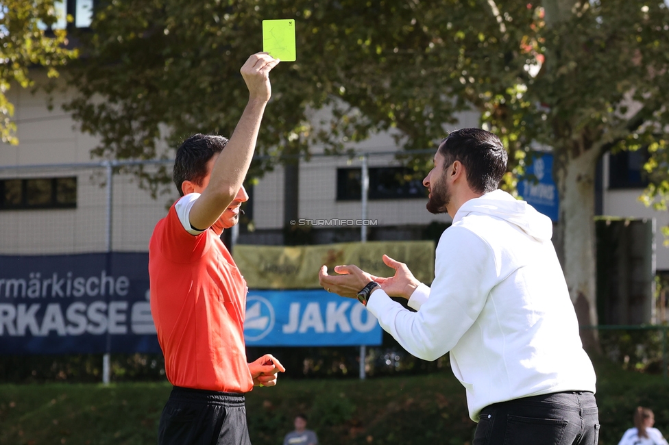 Sturm Damen - Altach
OEFB Frauen Bundesliga, 6. Runde, SK Sturm Graz Damen - SCR Altach, MURAUER Bier Arena - StFV Graz, 06.10.2024. 

Foto zeigt Sargon Duran (Cheftrainer Sturm Damen)
