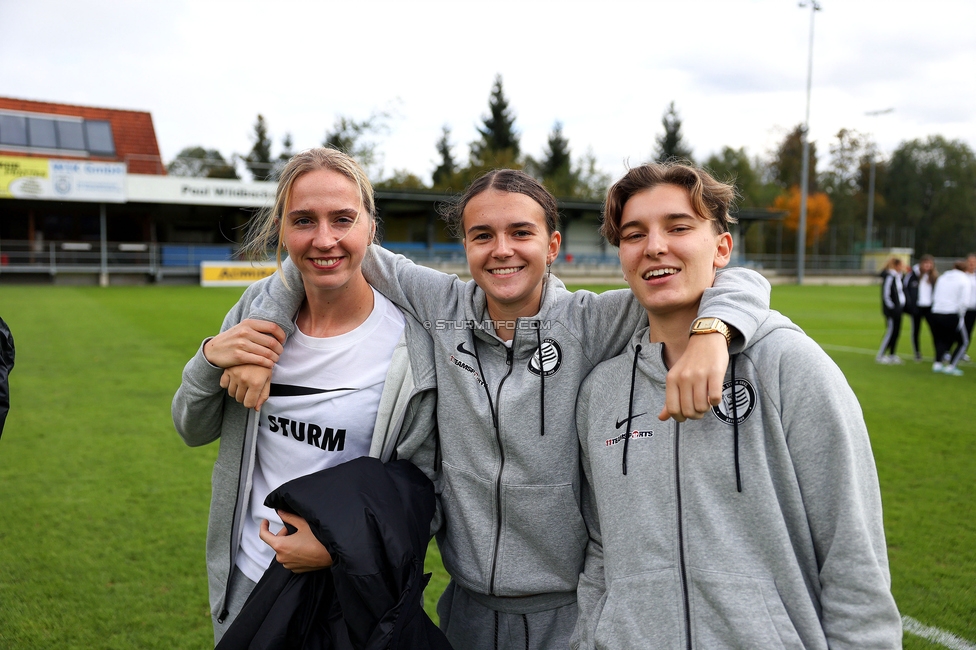 Sturm Damen - LASK
OEFB Frauen Bundesliga, 7. Runde, SK Sturm Graz Damen - LASK Damen, Anton Koch Stadion Hollenegg, 12.10.2024. 

Foto zeigt Elisabeth Brandl (Sturm Damen), Leonie Christin Tragl (Sturm Damen) und Pauline Deutsch (Sturm Damen)
