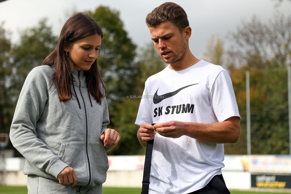 Sturm Damen - LASK
OEFB Frauen Bundesliga, 7. Runde, SK Sturm Graz Damen - LASK Damen, Anton Koch Stadion Hollenegg, 12.10.2024. 

Foto zeigt Marie Spiess (Sturm Damen) und David Url (Athletiktrainer Sturm Damen)
