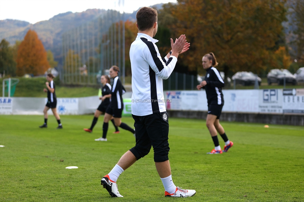 Sturm Damen - LASK
OEFB Frauen Bundesliga, 7. Runde, SK Sturm Graz Damen - LASK Damen, Anton Koch Stadion Hollenegg, 12.10.2024. 

Foto zeigt David Url (Athletiktrainer Sturm Damen)
