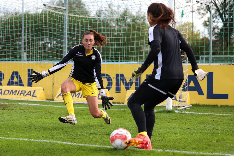 Sturm Damen - LASK
OEFB Frauen Bundesliga, 7. Runde, SK Sturm Graz Damen - LASK Damen, Anton Koch Stadion Hollenegg, 12.10.2024. 

Foto zeigt Vanessa Gritzner (Sturm Damen) und Lourdes Romero (Sturm Damen)
