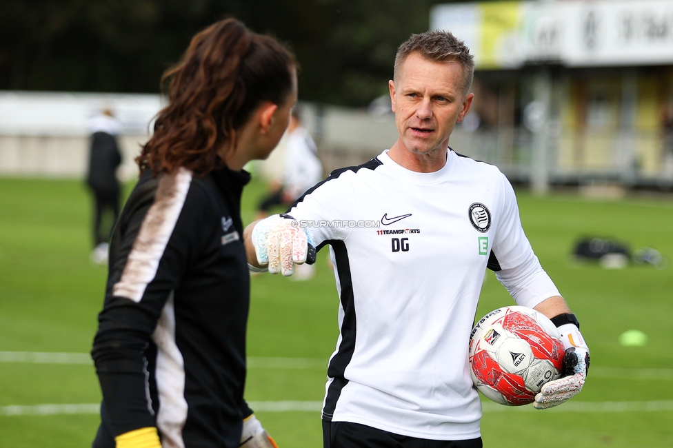 Sturm Damen - LASK
OEFB Frauen Bundesliga, 7. Runde, SK Sturm Graz Damen - LASK Damen, Anton Koch Stadion Hollenegg, 12.10.2024. 

Foto zeigt Lourdes Romero (Sturm Damen) und Daniel Gutschi (Torwart-Trainer Sturm Damen)
