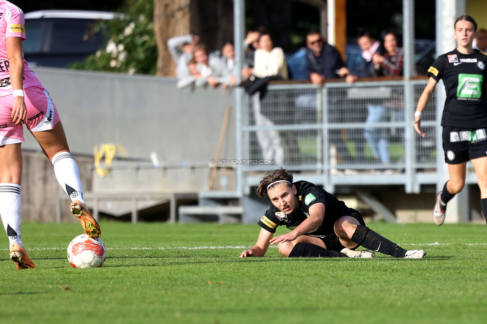 Sturm Damen - LASK
OEFB Frauen Bundesliga, 7. Runde, SK Sturm Graz Damen - LASK Damen, Anton Koch Stadion Hollenegg, 12.10.2024. 

Foto zeigt Pauline Deutsch (Sturm Damen)
