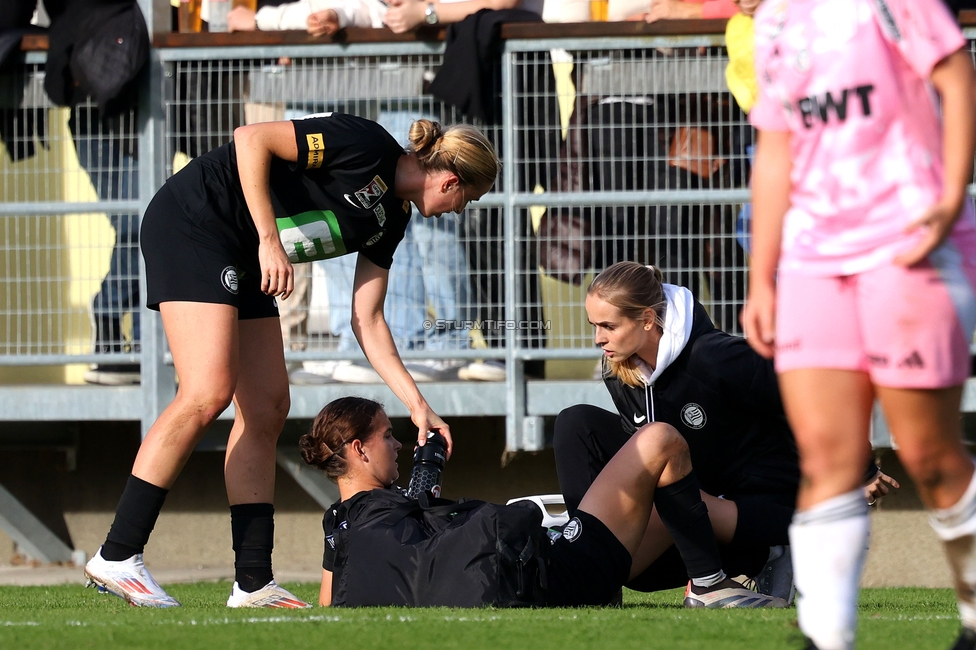 Sturm Damen - LASK
OEFB Frauen Bundesliga, 7. Runde, SK Sturm Graz Damen - LASK Damen, Anton Koch Stadion Hollenegg, 12.10.2024. 

Foto zeigt Carmen Schauer (Physiotherapeutin Sturm Graz), Elisabeth Brandl (Sturm Damen) und Leonie Christin Tragl (Sturm Damen)
