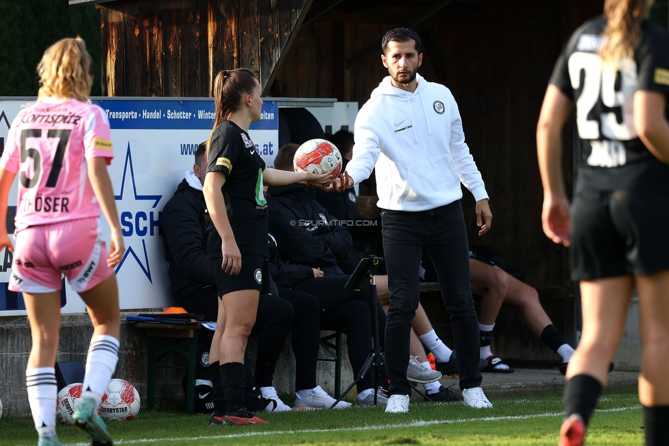 Sturm Damen - LASK
OEFB Frauen Bundesliga, 7. Runde, SK Sturm Graz Damen - LASK Damen, Anton Koch Stadion Hollenegg, 12.10.2024. 

Foto zeigt Julia Keutz (Sturm Damen) und Sargon Duran (Cheftrainer Sturm Damen)
