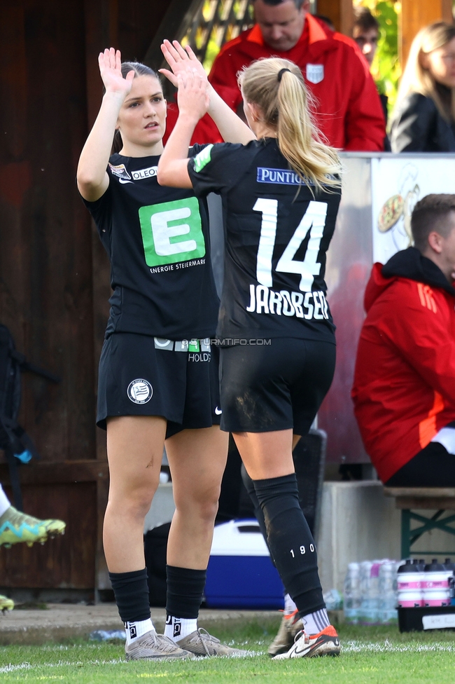 Sturm Damen - LASK
OEFB Frauen Bundesliga, 7. Runde, SK Sturm Graz Damen - LASK Damen, Anton Koch Stadion Hollenegg, 12.10.2024. 

Foto zeigt Marie Spiess (Sturm Damen) und Sandra Jakobsen (Sturm Damen)
