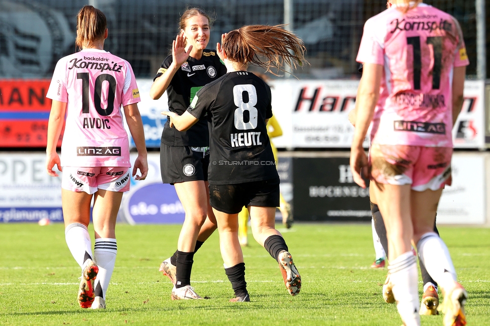 Sturm Damen - LASK
OEFB Frauen Bundesliga, 7. Runde, SK Sturm Graz Damen - LASK Damen, Anton Koch Stadion Hollenegg, 12.10.2024. 

Foto zeigt Modesta Uka (Sturm Damen) und Julia Keutz (Sturm Damen)
