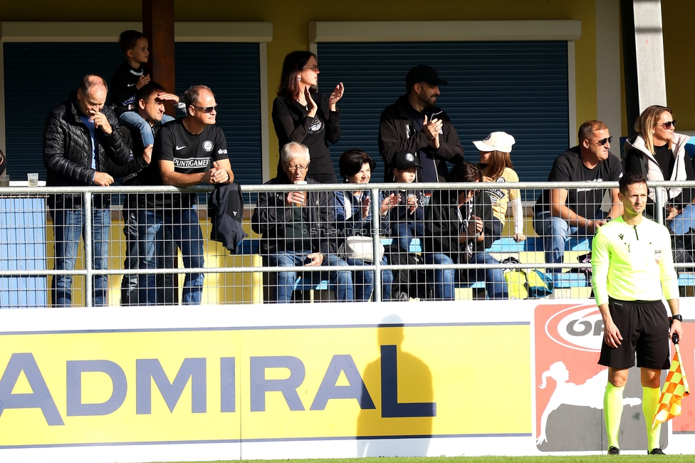 Sturm Damen - LASK
OEFB Frauen Bundesliga, 7. Runde, SK Sturm Graz Damen - LASK Damen, Anton Koch Stadion Hollenegg, 12.10.2024. 

Foto zeigt Fans von Sturm
