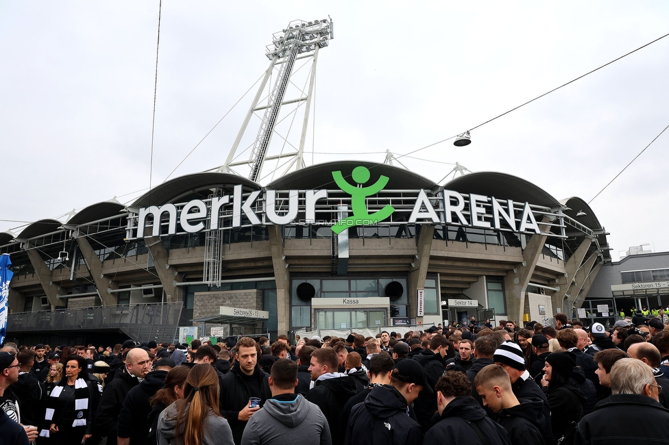 Sturm Graz - GAK
Oesterreichische Fussball Bundesliga, 10. Runde, SK Sturm Graz - Grazer AK, Stadion Liebenau Graz, 19.10.2024. 

Foto zeigt Fans von Sturm vor dem Stadion Liebenau
