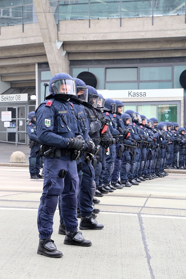 Sturm Graz - GAK
Oesterreichische Fussball Bundesliga, 10. Runde, SK Sturm Graz - Grazer AK, Stadion Liebenau Graz, 19.10.2024. 

Foto zeigt Polizei
