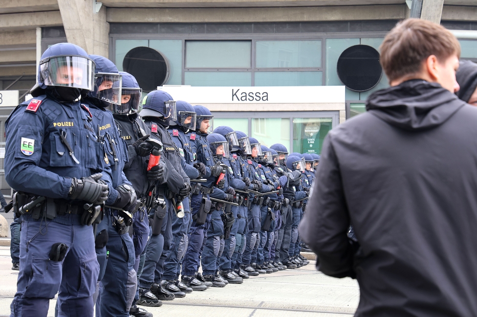 Sturm Graz - GAK
Oesterreichische Fussball Bundesliga, 10. Runde, SK Sturm Graz - Grazer AK, Stadion Liebenau Graz, 19.10.2024. 

Foto zeigt Polizei
