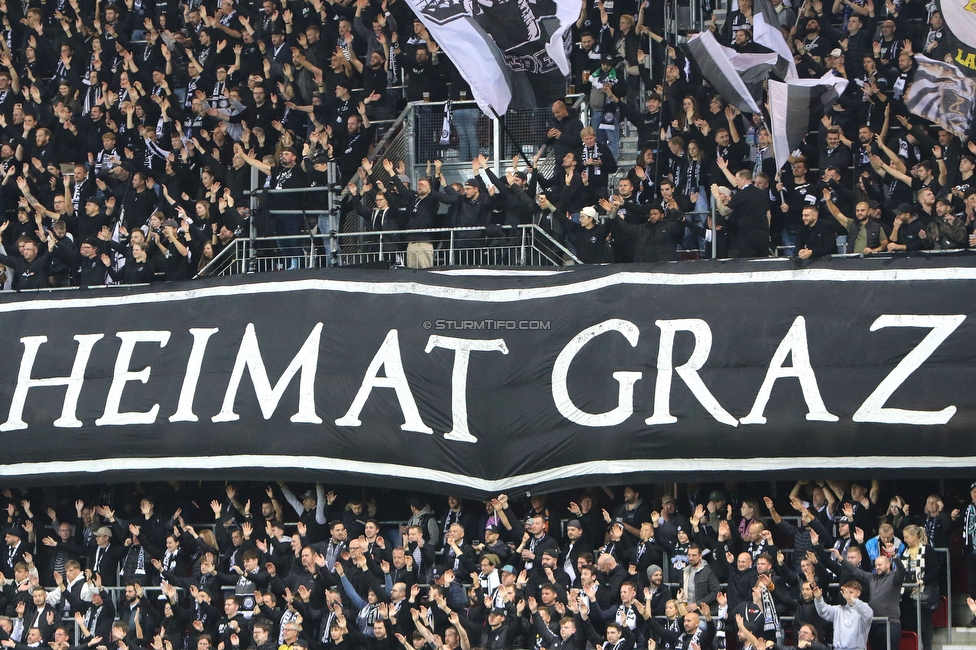 Sturm Graz - Sporting
UEFA Champions League Ligaphase 3. Spieltag, SK Sturm Graz - Sporting Lissabon, Woerthersee Stadion Klagenfurt, 22.10.2024. 

Foto zeigt Fans von Sturm mit einem Spruchband
Schlüsselwörter: sturmstadion