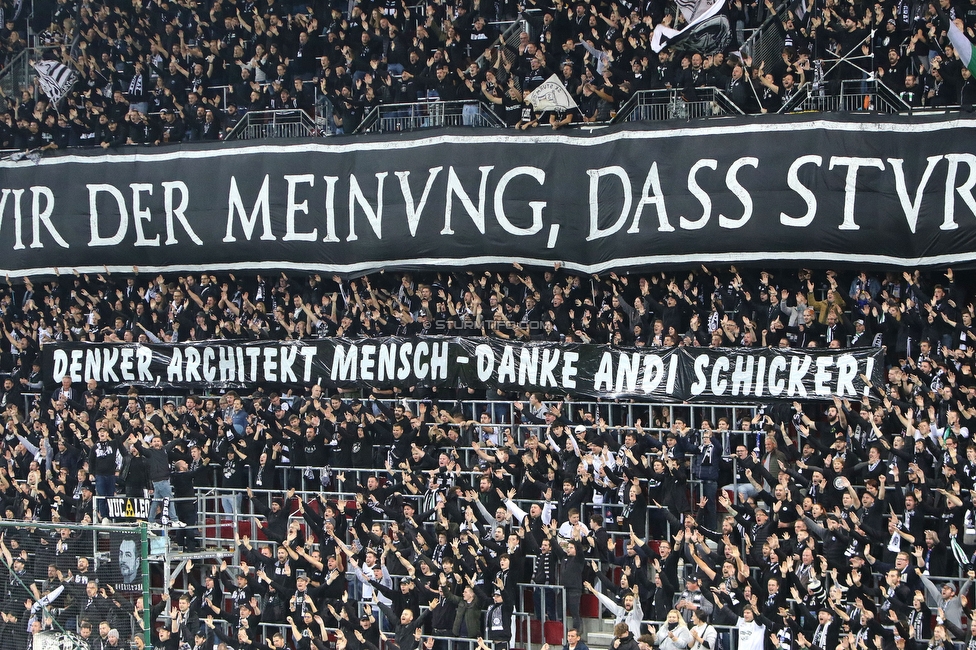 Sturm Graz - Sporting
UEFA Champions League Ligaphase 3. Spieltag, SK Sturm Graz - Sporting Lissabon, Woerthersee Stadion Klagenfurt, 22.10.2024. 

Foto zeigt Fans von Sturm mit einem Spruchband fuer Andreas Schicker (ehem. sportl. Geschaeftsfuehrer Sturm)
