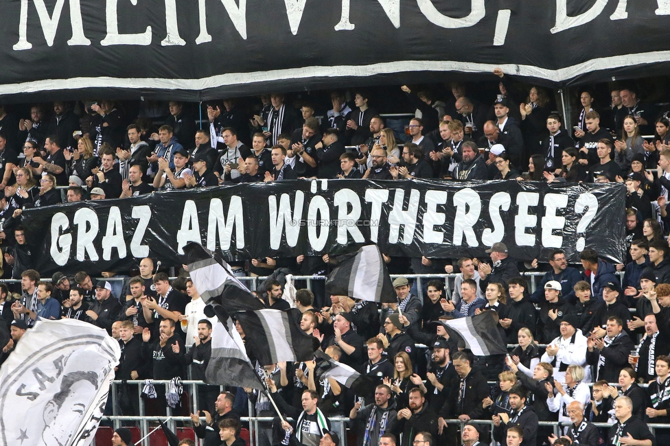 Sturm Graz - Sporting
UEFA Champions League Ligaphase 3. Spieltag, SK Sturm Graz - Sporting Lissabon, Woerthersee Stadion Klagenfurt, 22.10.2024. 

Foto zeigt Fans von Sturm mit einem Spruchband
Schlüsselwörter: sturmstadion