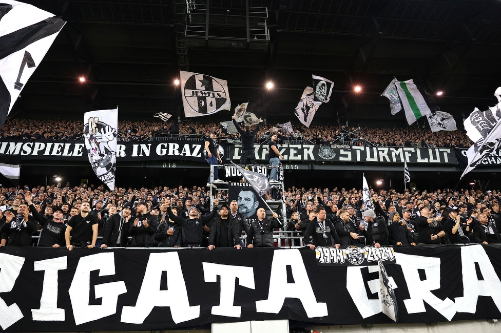 Sturm Graz - Sporting
UEFA Champions League Ligaphase 3. Spieltag, SK Sturm Graz - Sporting Lissabon, Woerthersee Stadion Klagenfurt, 22.10.2024. 

Foto zeigt Fans von Sturm
