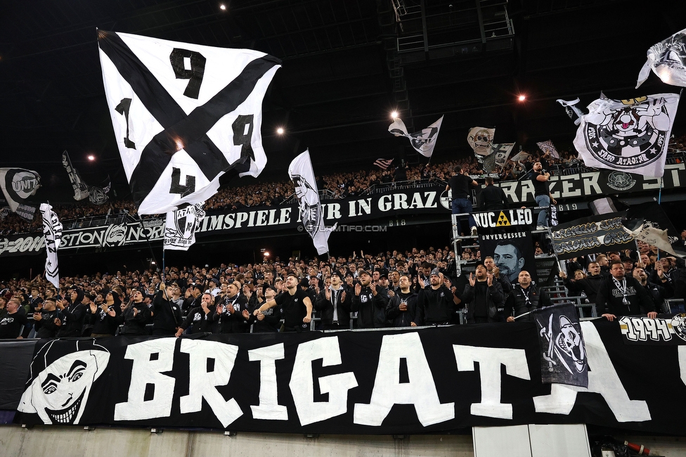 Sturm Graz - Sporting
UEFA Champions League Ligaphase 3. Spieltag, SK Sturm Graz - Sporting Lissabon, Woerthersee Stadion Klagenfurt, 22.10.2024. 

Foto zeigt Fans von Sturm
