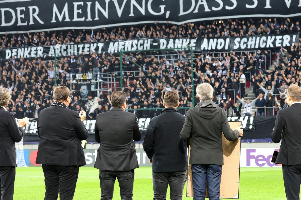 Sturm Graz - Sporting Lissabon
UEFA Champions League Ligaphase 3. Spieltag, SK Sturm Graz - Sporting Lissabon, Woerthersee Stadion Klagenfurt, 22.10.2024. 

Foto zeigt Andreas Schicker (ehem. sportl. Geschaeftsfuehrer Sturm), den Vorstand von Sturm und Fans von Sturm mit einem Spruchband
