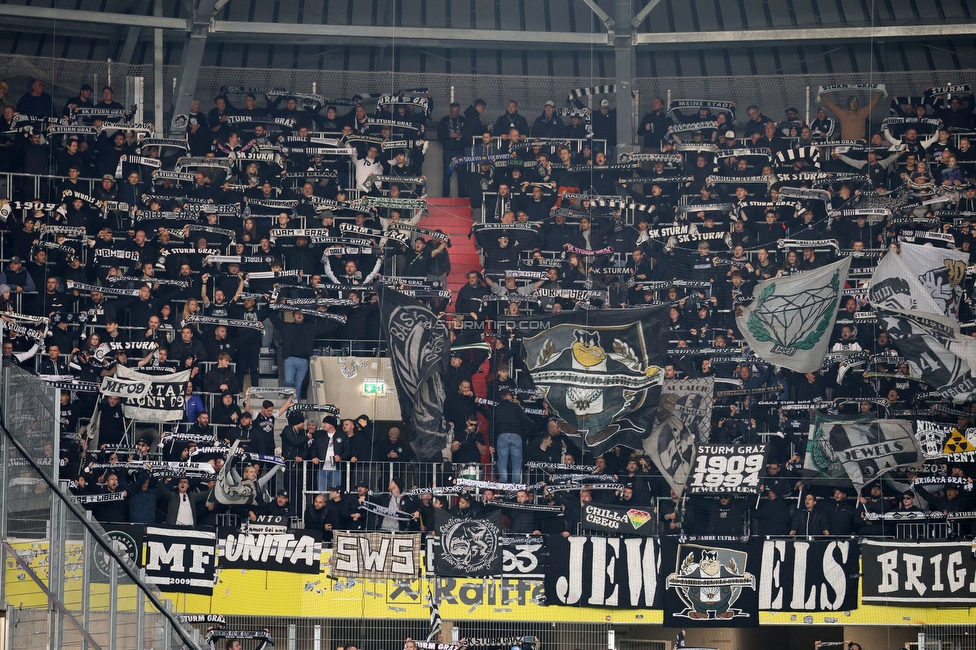 LASK - Sturm Graz
Oesterreichische Fussball Bundesliga, 1. Runde, LASK - SK Sturm Graz, Arena Linz, 27.10.2024. 

Foto zeigt Fans von Sturm
