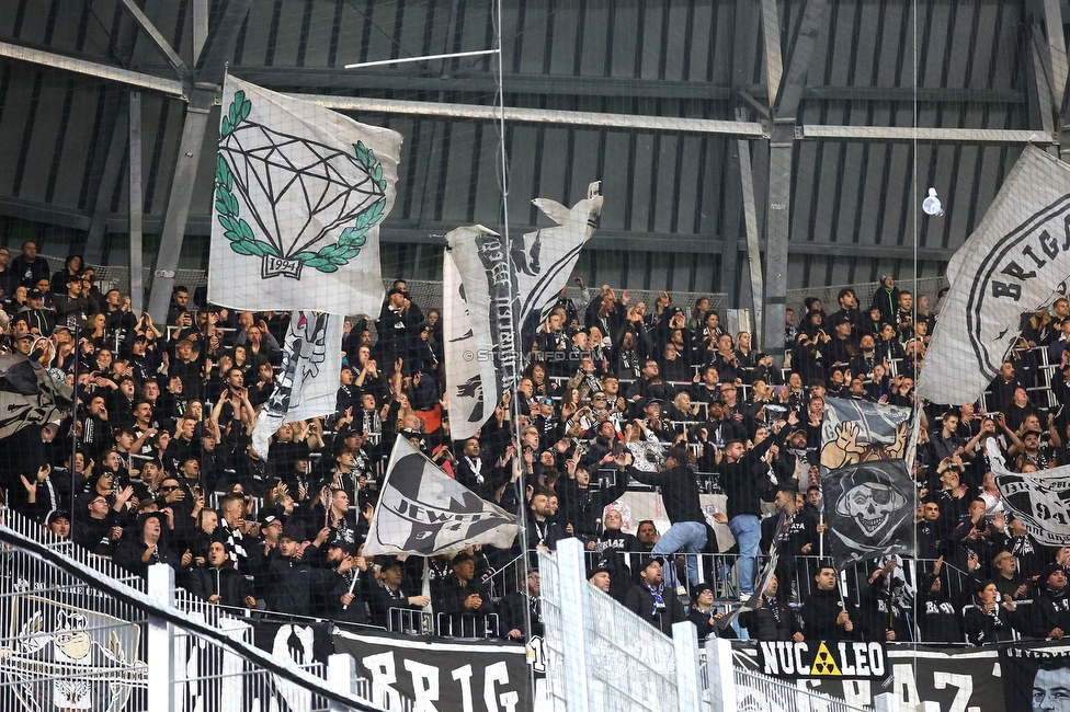 LASK - Sturm Graz
Oesterreichische Fussball Bundesliga, 1. Runde, LASK - SK Sturm Graz, Arena Linz, 27.10.2024. 

Foto zeigt Fans von Sturm
