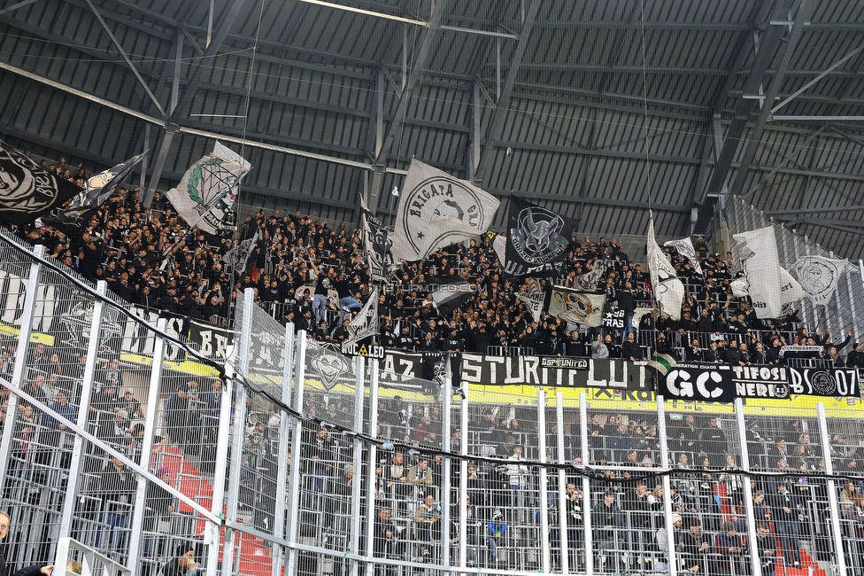 LASK - Sturm Graz
Oesterreichische Fussball Bundesliga, 1. Runde, LASK - SK Sturm Graz, Arena Linz, 27.10.2024. 

Foto zeigt Fans von Sturm
