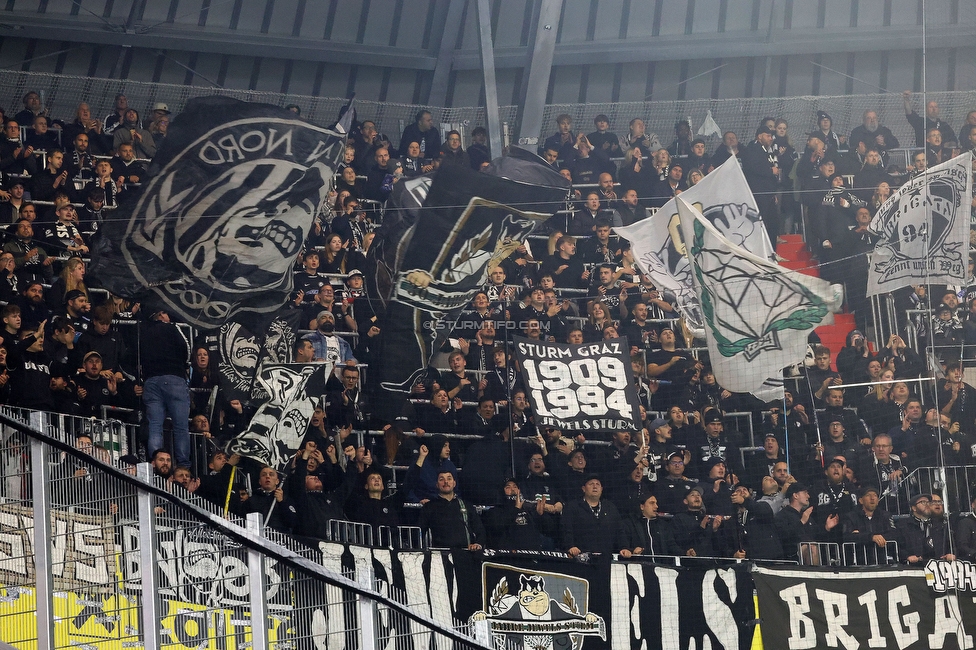 LASK - Sturm Graz
Oesterreichische Fussball Bundesliga, 1. Runde, LASK - SK Sturm Graz, Arena Linz, 27.10.2024. 

Foto zeigt Fans von Sturm
Schlüsselwörter: jewels