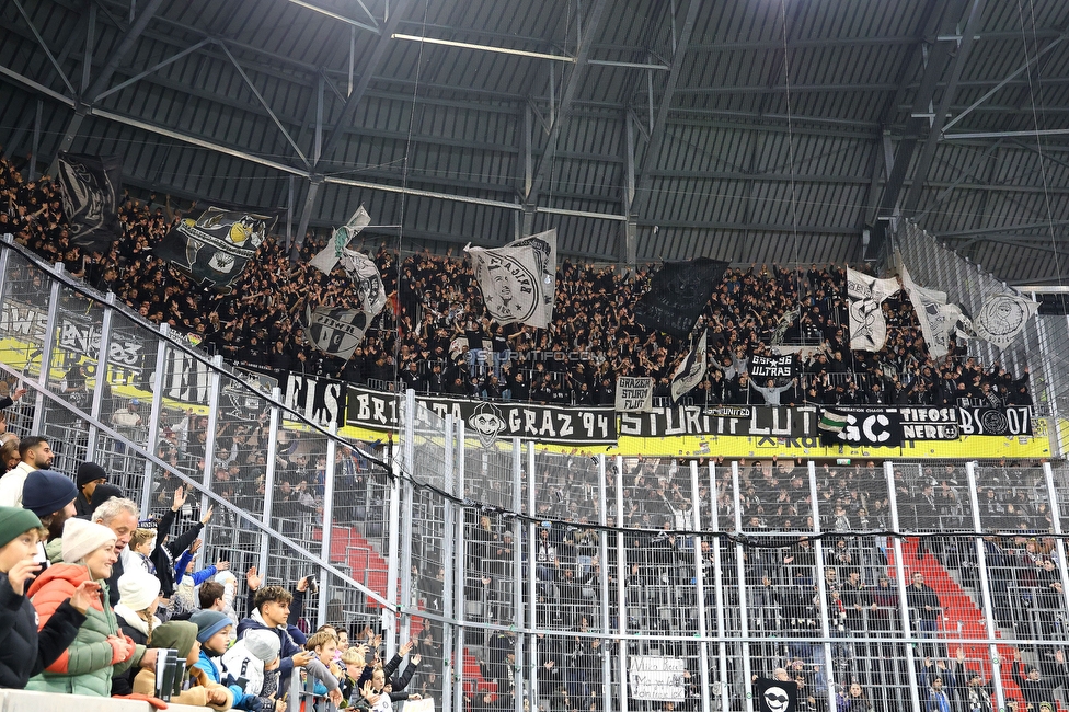 LASK - Sturm Graz
Oesterreichische Fussball Bundesliga, 1. Runde, LASK - SK Sturm Graz, Arena Linz, 27.10.2024. 

Foto zeigt Fans von Sturm
