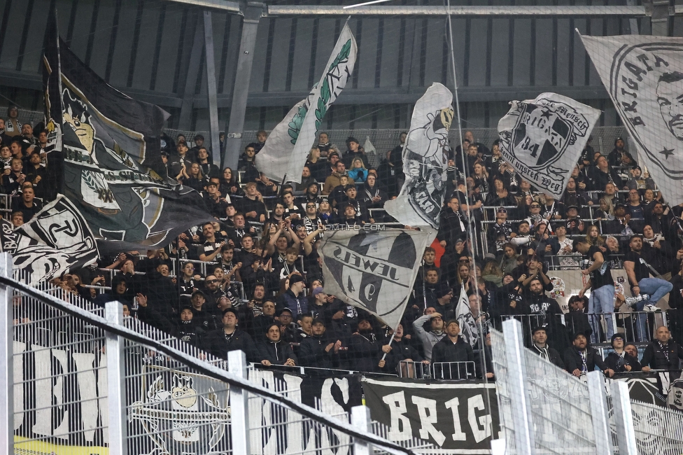 LASK - Sturm Graz
Oesterreichische Fussball Bundesliga, 1. Runde, LASK - SK Sturm Graz, Arena Linz, 27.10.2024. 

Foto zeigt Fans von Sturm
