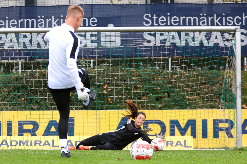 Sturm Damen - Lustenau
OEFB Frauen Bundesliga, 9. Runde, SK Sturm Graz Damen - SPG FC Lustenau FC Dornbirn Ladies, MURAUER Bier Arena - StFV Graz, 03.11.2024. 

Foto zeigt Daniel Gutschi (Torwart-Trainer Sturm Damen) und Vanessa Gritzner (Sturm Damen)
