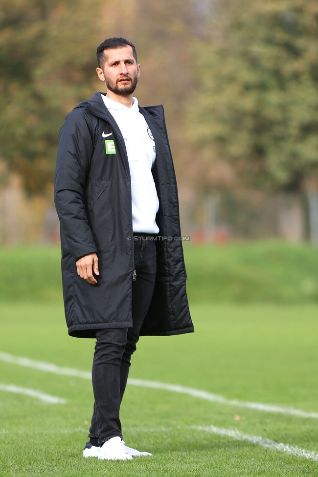 Sturm Damen - Lustenau
OEFB Frauen Bundesliga, 9. Runde, SK Sturm Graz Damen - SPG FC Lustenau FC Dornbirn Ladies, MURAUER Bier Arena - StFV Graz, 03.11.2024. 

Foto zeigt Sargon Duran (Cheftrainer Sturm Damen)
