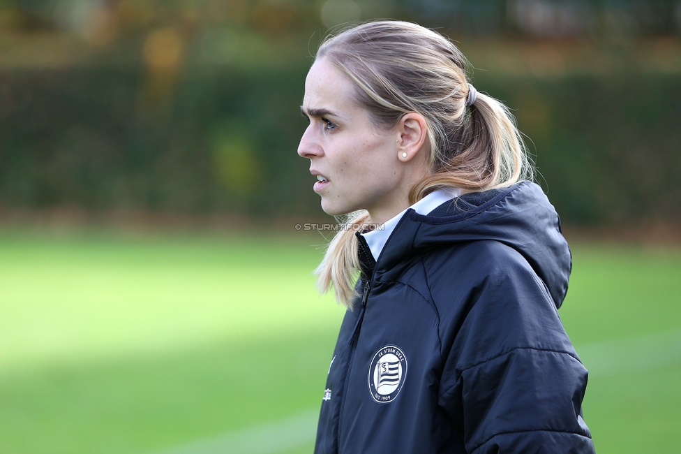 Sturm Damen - Lustenau
OEFB Frauen Bundesliga, 9. Runde, SK Sturm Graz Damen - SPG FC Lustenau FC Dornbirn Ladies, MURAUER Bier Arena - StFV Graz, 03.11.2024. 

Foto zeigt Carmen Schauer (Physiotherapeutin Sturm Graz)
