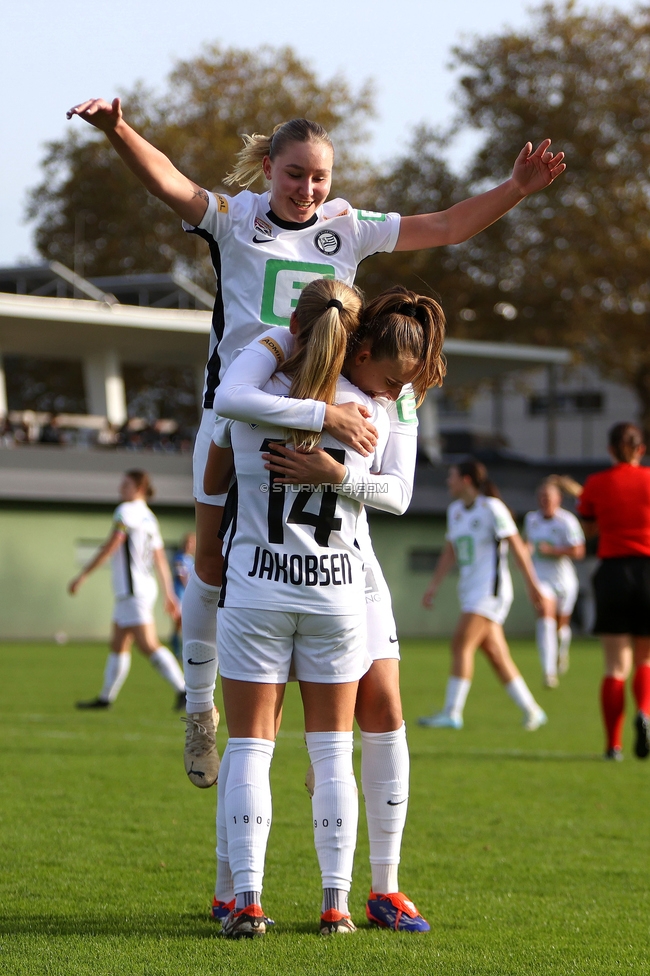 Sturm Damen - Lustenau
OEFB Frauen Bundesliga, 9. Runde, SK Sturm Graz Damen - SPG FC Lustenau FC Dornbirn Ladies, MURAUER Bier Arena - StFV Graz, 03.11.2024. 

Foto zeigt Sandra Jakobsen (Sturm Damen), Anna Wirnsberger (Sturm Damen) und Rebecca Villena (Sturm Damen)
