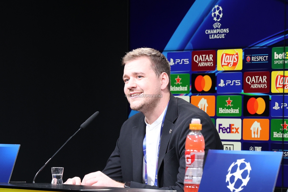 Borussia Dortmund - Sturm Graz Vorberichte
UEFA Champions League Ligaphase 4. Spieltag, Borussia Dortmund - SK Sturm Graz, BVB Stadion Dortmund Vorberichte, 04.11.2024. 

Foto zeigt Stefan Haller (Pressesprecher Sturm) bei der Pressekonferenz
