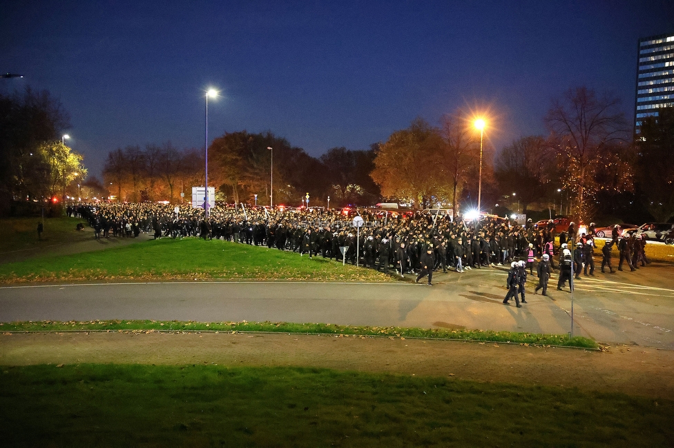 Borussia Dortmund - Sturm Graz
UEFA Champions League Ligaphase 4. Spieltag, Borussia Dortmund - SK Sturm Graz, BVB Stadion Dortmund, 05.11.2024. 

Foto zeigt Fans von Sturm beim Corteo
