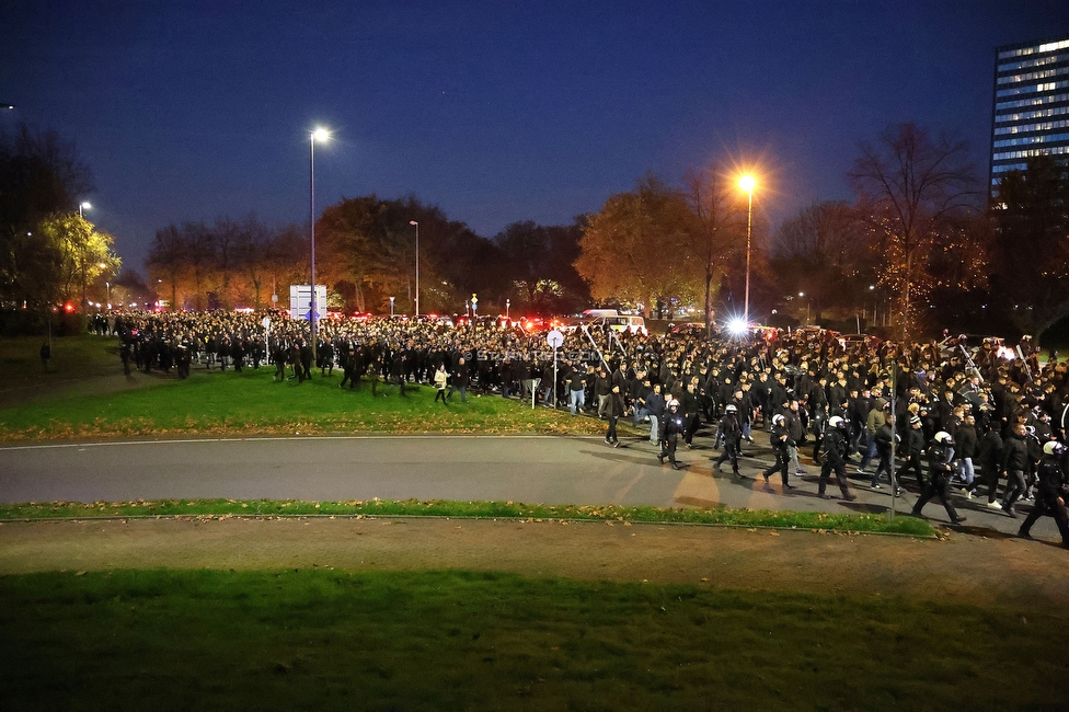 Borussia Dortmund - Sturm Graz
UEFA Champions League Ligaphase 4. Spieltag, Borussia Dortmund - SK Sturm Graz, BVB Stadion Dortmund, 05.11.2024. 

Foto zeigt Fans von Sturm beim Corteo
