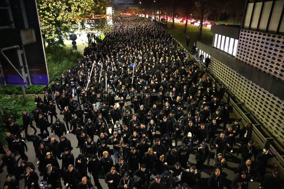 Borussia Dortmund - Sturm Graz
UEFA Champions League Ligaphase 4. Spieltag, Borussia Dortmund - SK Sturm Graz, BVB Stadion Dortmund, 05.11.2024. 

Foto zeigt Fans von Sturm beim Corteo
