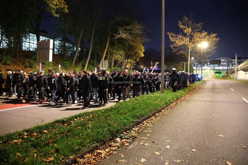 Borussia Dortmund - Sturm Graz
UEFA Champions League Ligaphase 4. Spieltag, Borussia Dortmund - SK Sturm Graz, BVB Stadion Dortmund, 05.11.2024. 

Foto zeigt Fans von Sturm beim Corteo
