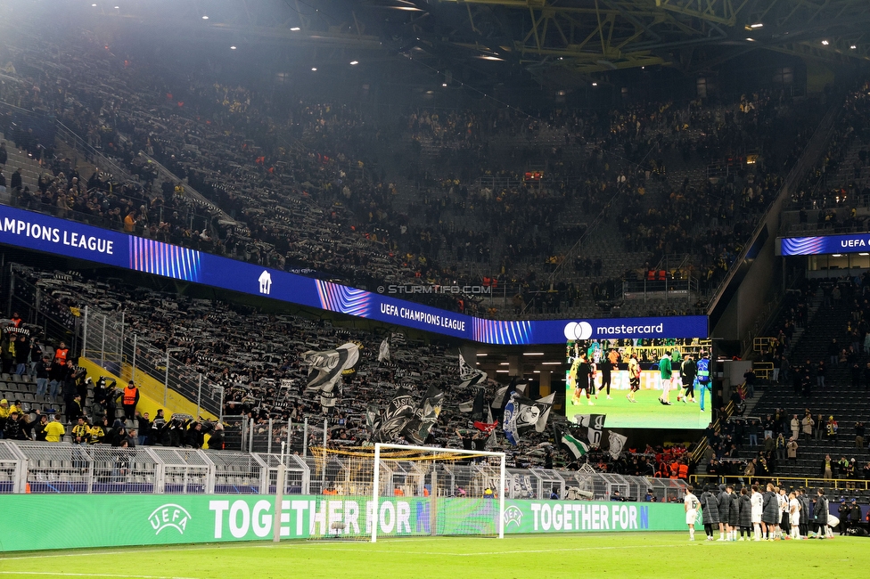 Borussia Dortmund - Sturm Graz
UEFA Champions League Ligaphase 4. Spieltag, Borussia Dortmund - SK Sturm Graz, BVB Stadion Dortmund, 05.11.2024. 

Foto zeigt Fans von Sturm und die Mannschaft von Sturm
