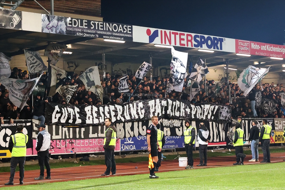 Hartberg - Sturm Graz
Oesterreichische Fussball Bundesliga, 13. Runde, TSV Hartberg - SK Sturm Graz, PROfertil Arena Hartberg, 09.11.2024. 

Foto zeigt Fans von Sturm mit einem Spruchband
