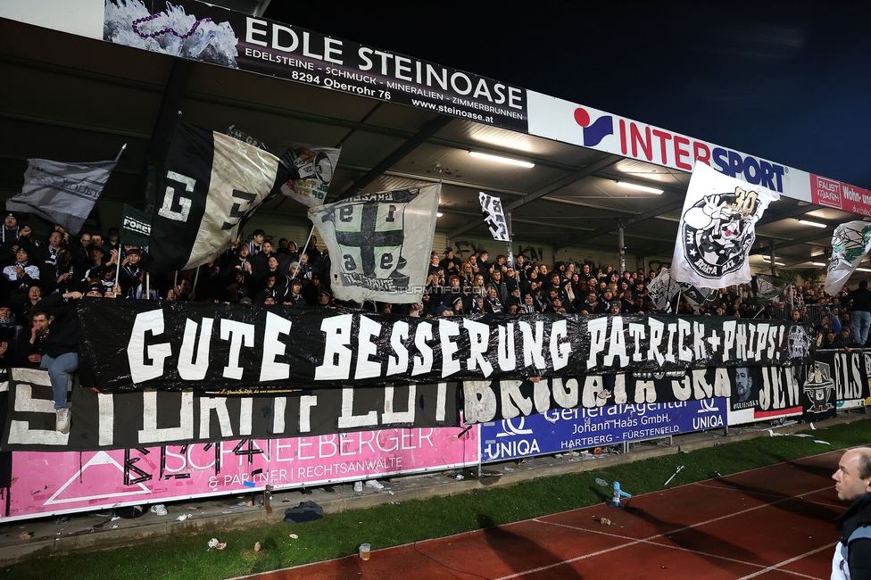 Hartberg - Sturm Graz
Oesterreichische Fussball Bundesliga, 13. Runde, TSV Hartberg - SK Sturm Graz, PROfertil Arena Hartberg, 09.11.2024. 

Foto zeigt Fans von Sturm mit einem Spruchband
