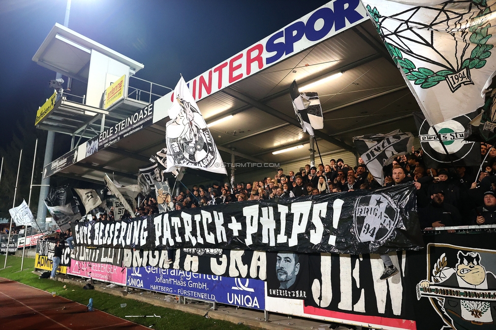 Hartberg - Sturm Graz
Oesterreichische Fussball Bundesliga, 13. Runde, TSV Hartberg - SK Sturm Graz, PROfertil Arena Hartberg, 09.11.2024. 

Foto zeigt Fans von Sturm mit einem Spruchband
